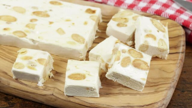 nougat sur une planche en bois	