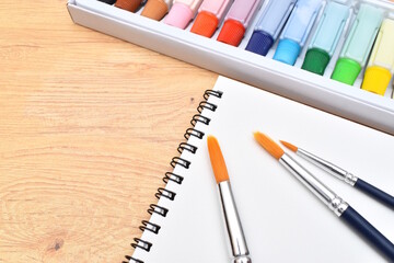 絵の具とスケッチブック