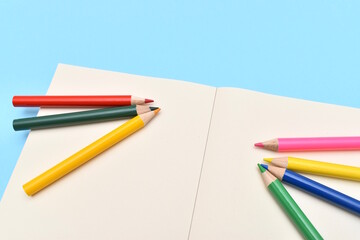 色鉛筆とノート