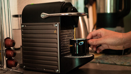 Fototapeta na wymiar Une machine à café qui sert du café dans une tasse