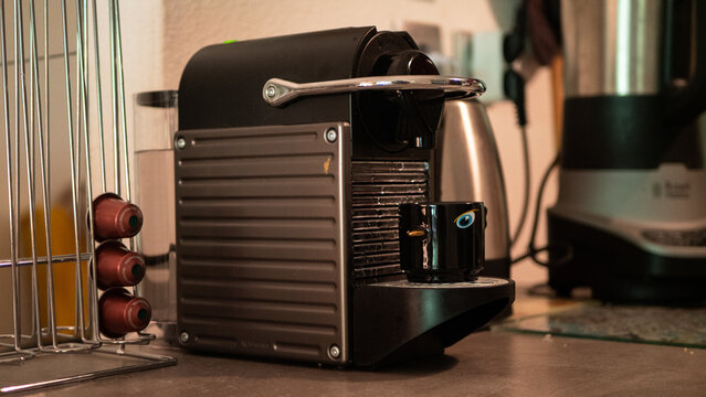Une machine &agrave; caf&eacute; qui sert du caf&eacute; dans une tasse