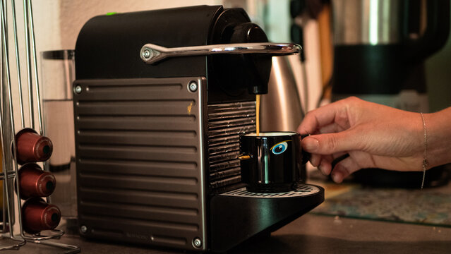 Une machine &agrave; caf&eacute; qui sert du caf&eacute; dans une tasse