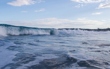 Obraz premium Small wave breaking on the shore.