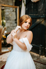 Naklejka premium Beautiful bride in rustic arrangement by sunset