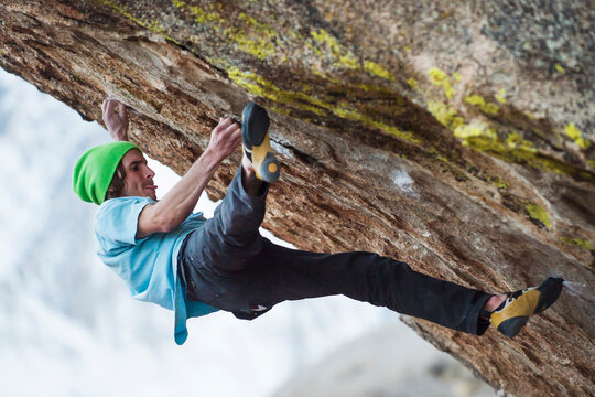 Man climbing boulder,&Acirc;&nbsp;Buttermilks, California, USA