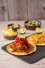 Comida popular mexicana, tacos y quesadillas