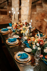 Exquisite, elegant golden and blue table set decoration