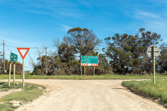 Road junction, yield sign and directional signs at Prinskraal
