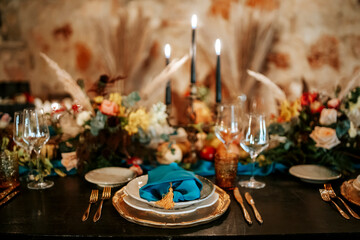 Exquisite, elegant golden and blue table set decoration
