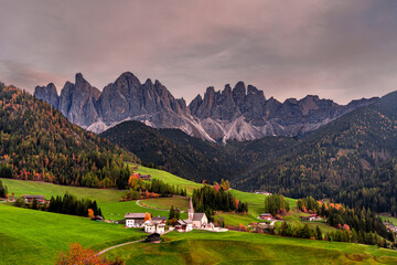 Fototapeta na wymiar dolomity, Alpy, góry, Italia