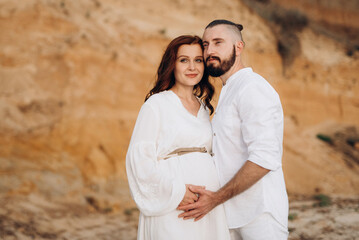 Obraz premium a guy with a girl in white clothes on the seashore