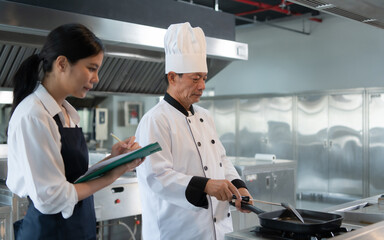 Cooking class atmosphere, Is to work closely with a chef and learn from experienced chefs at recognized institutions.