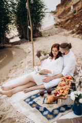 pregnant girl and boyfriend on a picnic