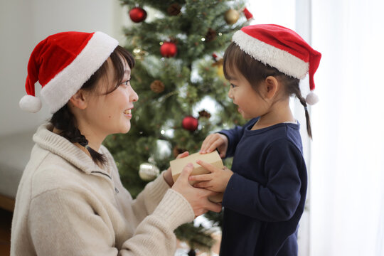 プレゼントを受け取る女の子　クリスマスイメージ