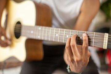Obraz na płótnie Canvas person playing guitar