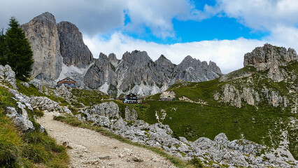auf dem Hirzelweg in den Dolomiten unterwegs zur Rotwand und dem Rifugio Roda di Vael	