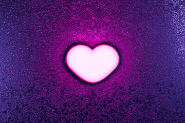 Obraz premium Purple neon light hearth dark concept