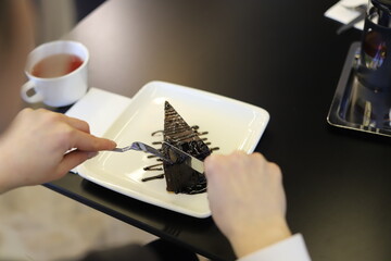 hand cutting the cake