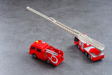 出動する消防車（はしご車とポンプ車）