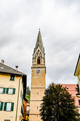 Tramin, Termeno, Weinstrasse, Dorf, Weindorf, Kirche, Pfarrkirche, Kirchturm, Dorfplatz, Weinberge,...