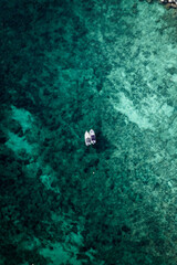 bateau dans un lagon naviguant sur une mer avec l'eau bleue azure et transparente. esprit de vacance. Majorque (Mallorca), iles Baléares, Mer Mediterrannée, Espagne