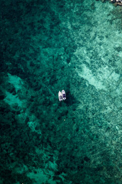 bateau dans un lagon naviguant sur une mer avec l'eau bleue azure et transparente. esprit de vacance. Majorque (Mallorca), iles Bal&eacute;ares, Mer Mediterrann&eacute;e, Espagne