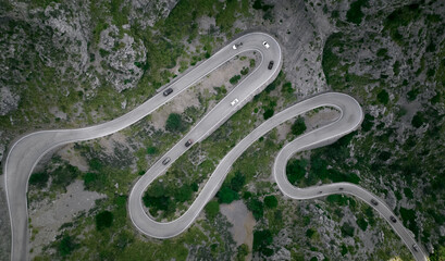 route de montagne sinueuse avec des virages qui serpentent en Ardeches, France, Europe