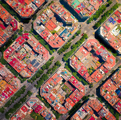 vue aérienne de la ville de Barcelone, et ses rues et bâtiments en cadrillage ou grille carré.
