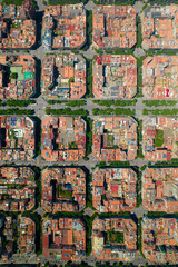 Fototapeta premium vue aérienne de la ville de Barcelone, et ses rues et bâtiments en cadrillage ou grille carré.
