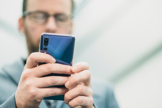 Mann im Anzug checkt das Handy