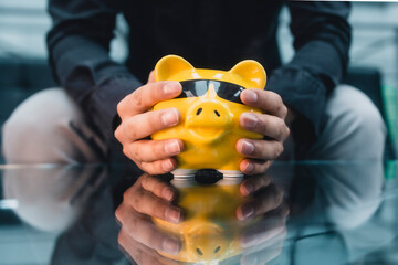 Cooles gelbes Sparschwein mit Geld