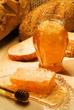 honey jar and bread