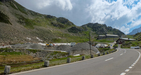 Baustelle am Pass in den Schweizer Alpen