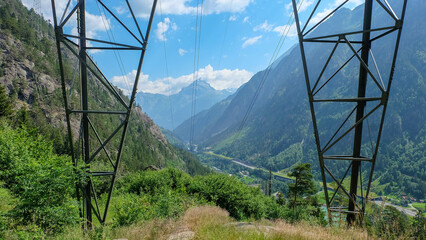 Strommast in den Schweizer Bergen