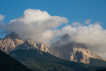 Montañas de las Dolomitas entre nubes al atardecer