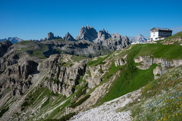 Paisaje en las montañas Dolomitas y refugio de Auronzo en el norte de Italia 