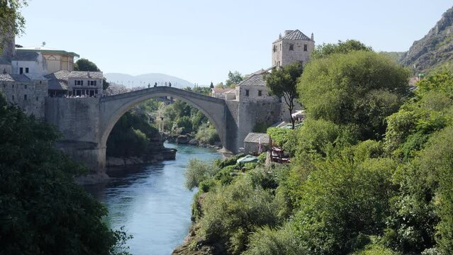 die "alte Br&uuml;cke" - Stari Most, verbindet die beiden Stadth&auml;lften von Mostar - the "old Brigde" connect both side of the town of Mostar