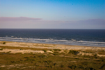 Mar de uma praia vazia, natureza intocada.