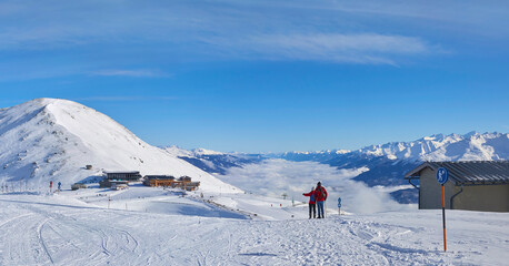 Schönes Winterpanorama im Skigebiet Wildkogel bei Bramberg in Österreich, mit Wanderer an der...