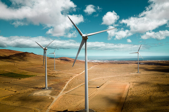 Champ d'eolienne vu du ciel, energie verte et durable, &agrave; Lanzarote, Iles Canaries, Espagne