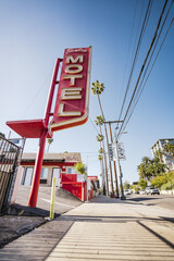 Un Motel dans Los Angeles avec un signe rétro super beau