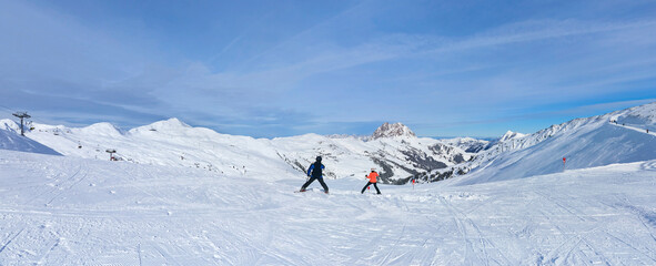 Schönes Winterpanorama im Skigebiet Wildkogel bei Bramberg in Österreich, mit Skifahrer an der...