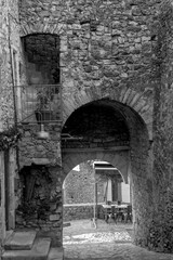 Fototapeta premium Une rue du village de Marsanne en Ardèche France 