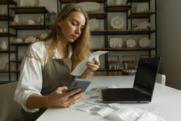 the girl pays checks through the application, small business, online tax payment