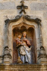 Statue de Vierge à l’Enfant en bois polychrome sur la Façade d’une maison médiévale à...