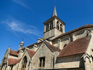 Fototapeta na wymiar La façade latérale et le clocher de l’église Saint-Genest de Flavigny-sur-Ozerain 
