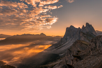 Vista sul Monte Seceda all'alba, dolomiti.