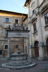 Obraz premium Old fountain at Piazza Grande in Montepulciano, Tuscany Italy