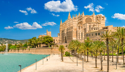 Parc de la Mar with La Seu Cathedral and behind it the Almudaina Palace, Palma de Mallorca - obrazy, fototapety, plakaty