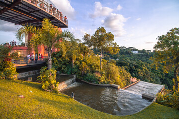 Cascata de água ao por do sol - Parque Tanguá, Curitiba - PR